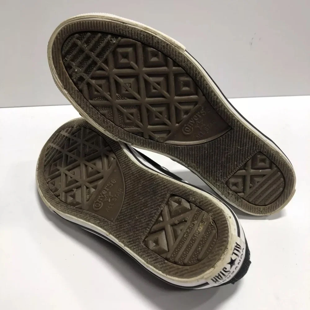 Converse Youth Chuck Taylor All Star Low Top Sneakers Black, Girls’ Size 2 M.